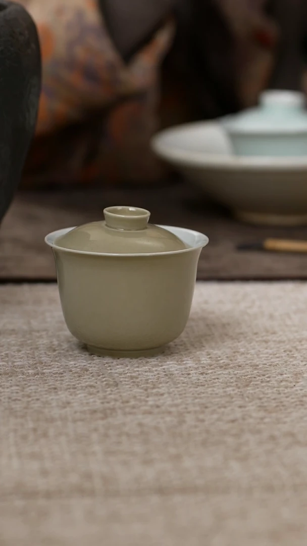 【闪购商品】/S34黄釉素面盖碗-特