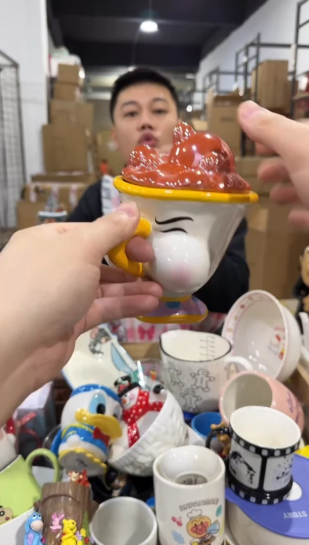 瓷片嘟嘴阿奇带盖杯