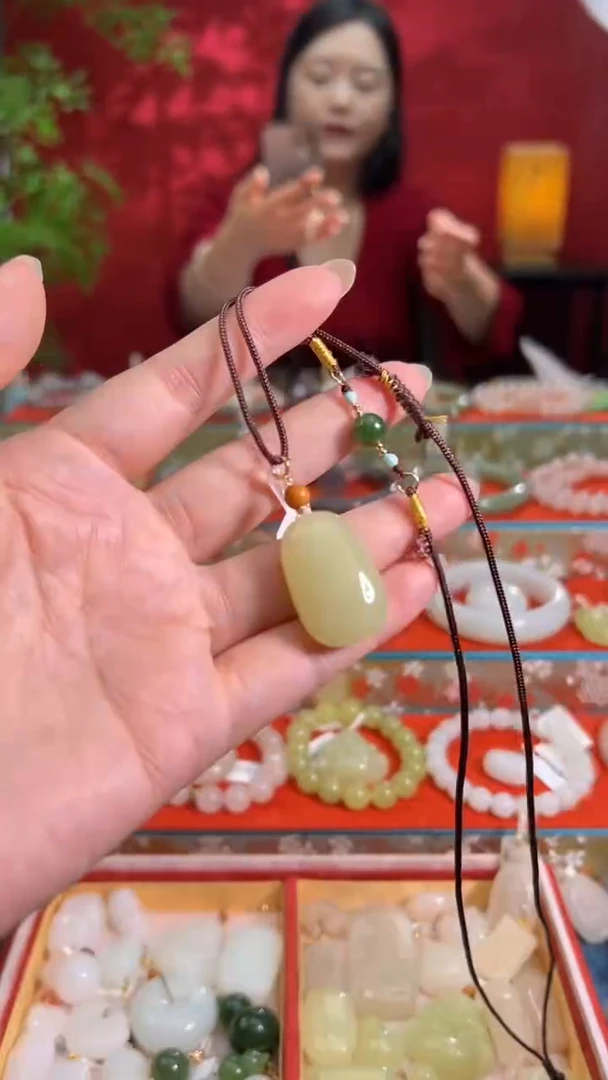 颈饰未镶嵌和田玉黄口无事牌