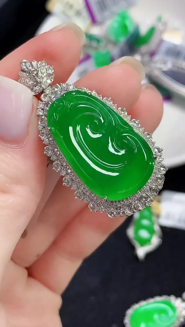 吊坠(不含链)18K金镶嵌翡翠多样性发其一