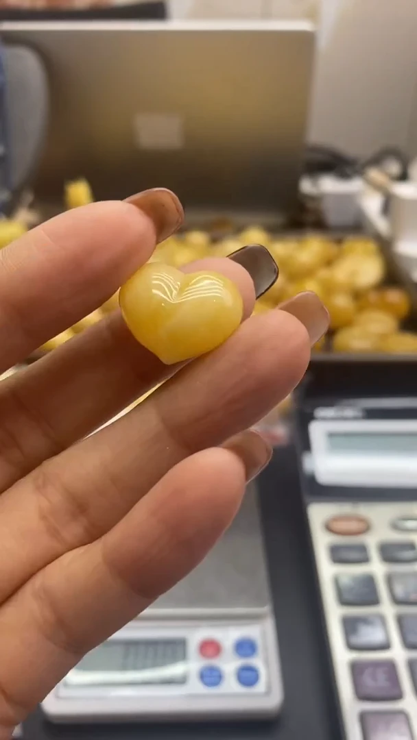 琥珀未镶嵌珠宝奇石555