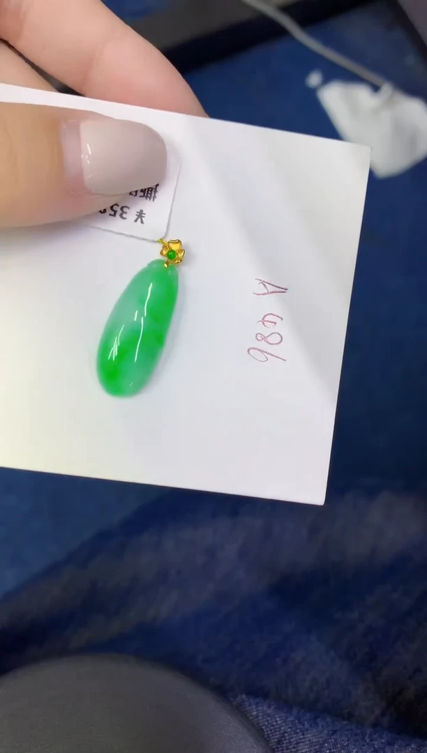 颈饰18K金镶嵌翡翠缅甸天然翡翠A货