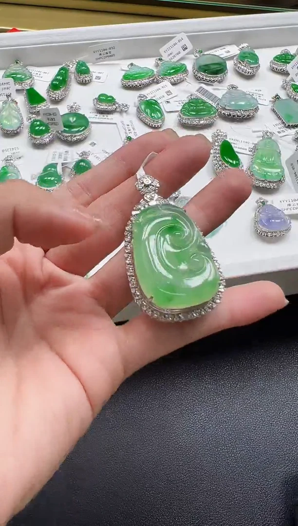 颈饰18K金镶嵌翡翠KXHM1102-034