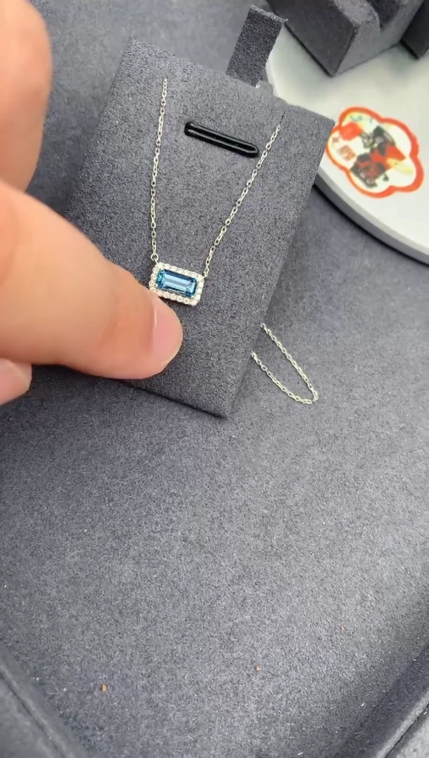 海蓝宝石项链18K金镶嵌52分海蓝宝AC