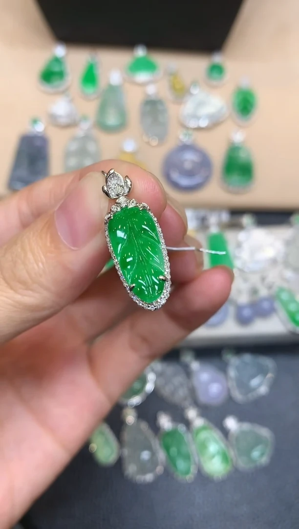 颈饰18K金镶嵌翡翠树叶【无服务费