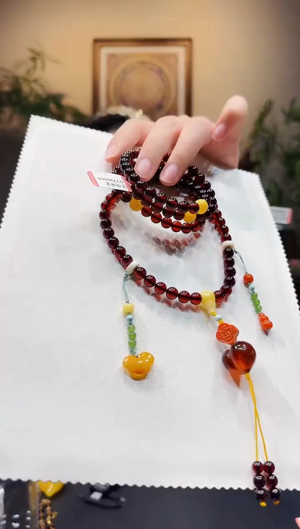 血珀颈饰未镶嵌108