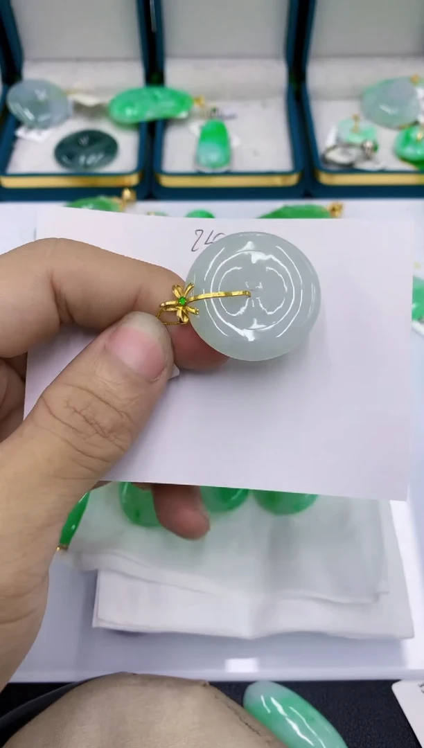 颈饰18K金镶嵌翡翠琴**欢翡翠