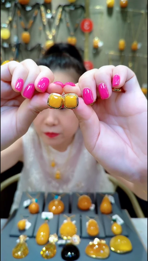 银S925镀金镶嵌蜜蜡耳饰﹣E611蜜蜡耳坠