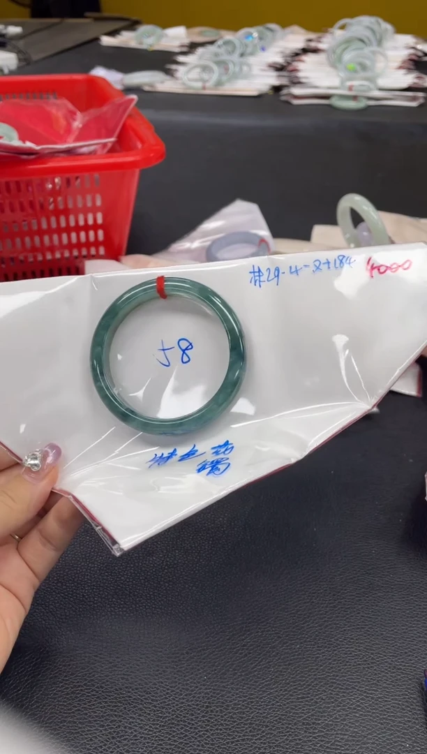 翡翠手镯未镶嵌翡翠手镯