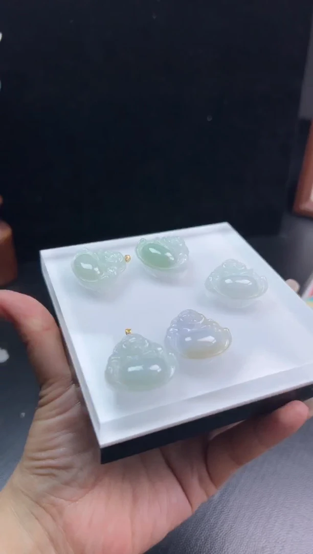 颈饰18K金镶嵌翡翠佛公多样性发一