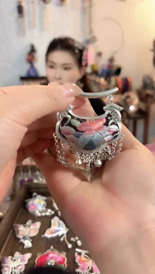 织绣彩云南阁非遗老绣饰品020