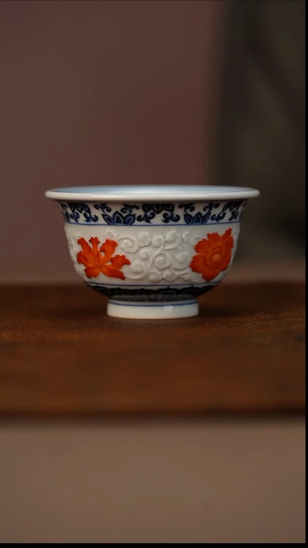 又见春风青花雕刻矾红花卉压手杯