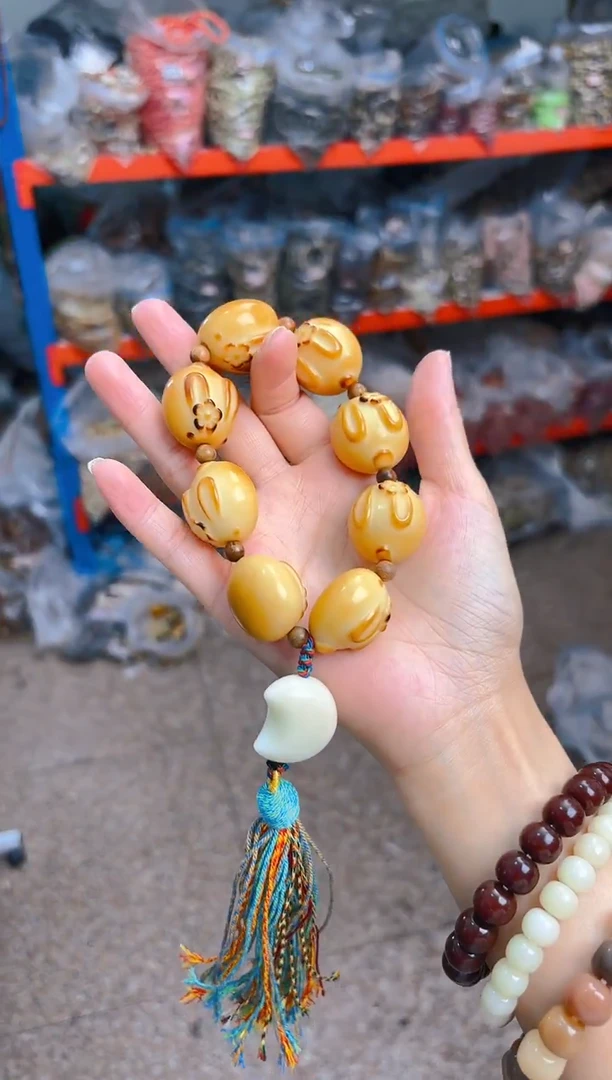 吊坠菩提根/象牙果新款黄色小花兔手持