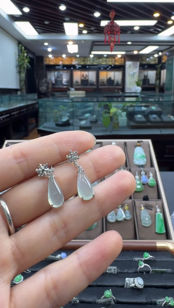 18K金镶嵌翡翠耳饰N***！耳饰