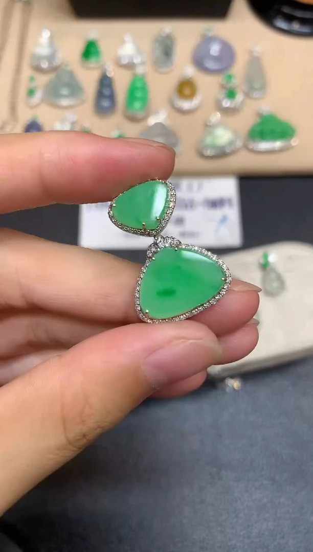 颈饰18K金镶嵌翡翠爱心【无服务费【48小时鉴赏期】