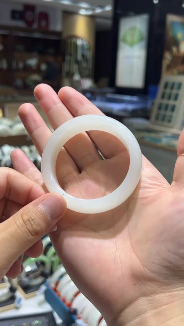 未镶嵌手镯和田玉56圈口  冰白玉宽版手镯