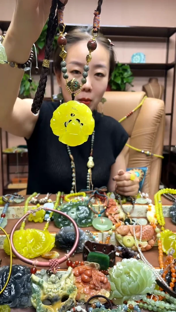 未镶嵌岫玉颈饰·