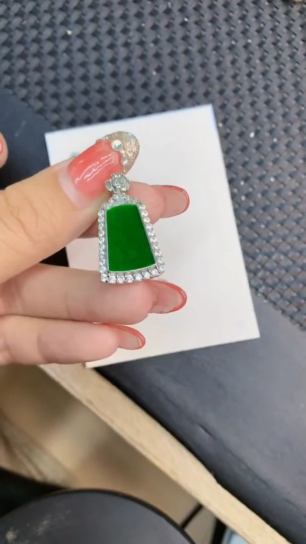 颈饰未镶嵌翡翠1