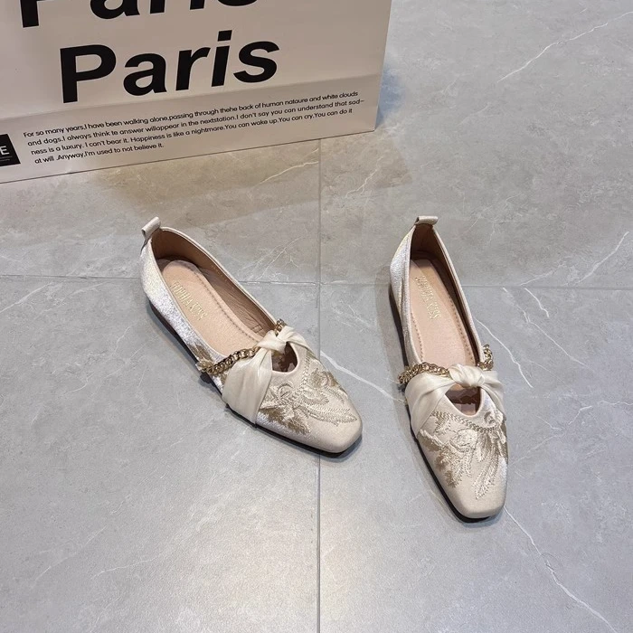 2025春夏新款复古国风刺绣粗跟单鞋女配裙子方头粗链条气质低跟鞋