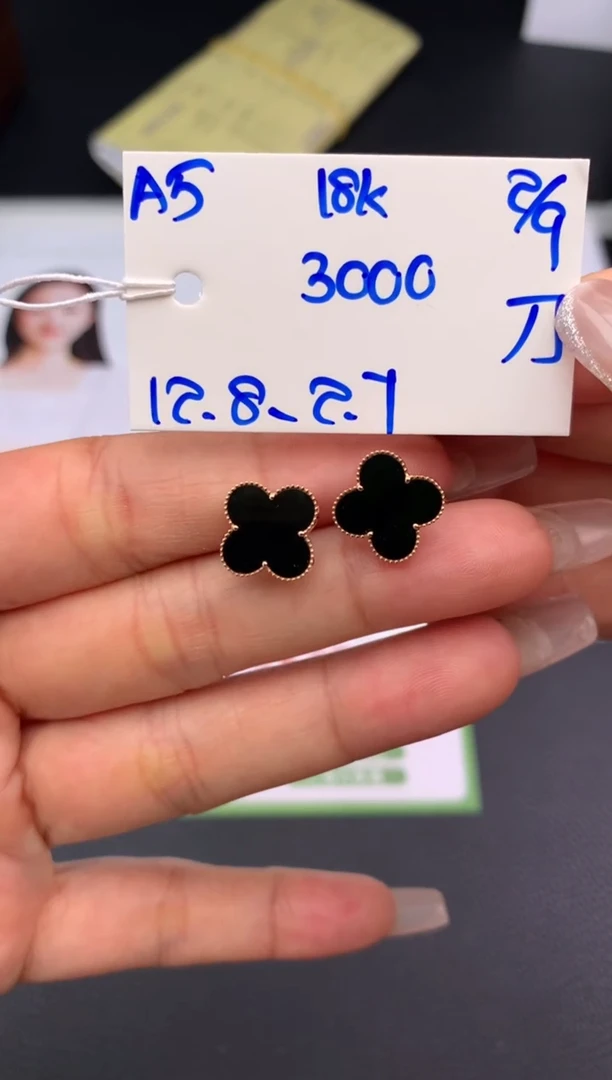 18K金镶嵌翡翠耳饰耳钉