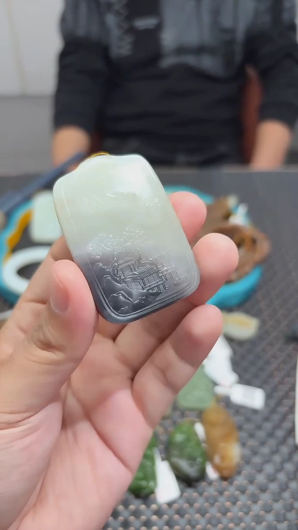 颈饰未镶嵌和田玉俏色巧雕无事牌烟紫艳