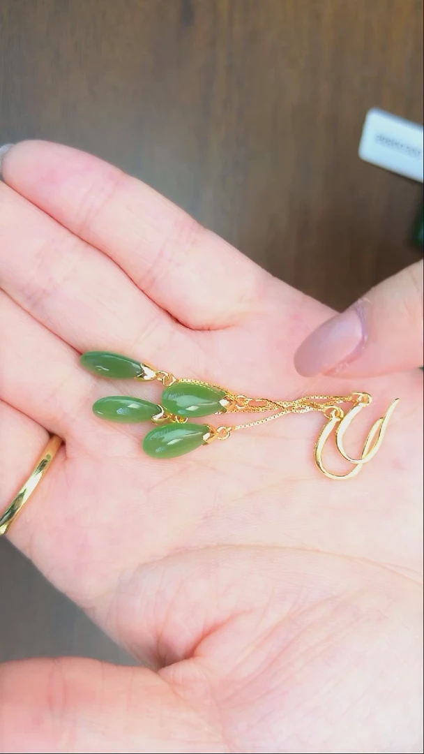 银S925镶嵌和田玉耳饰苹果绿水滴耳钩