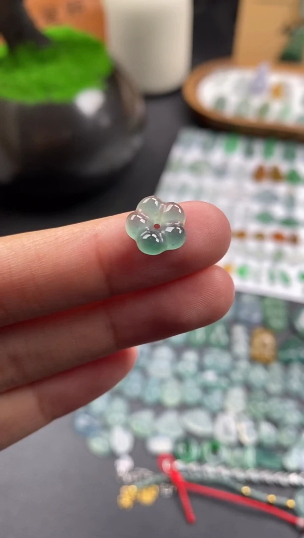 散珠翡翠晴底花花