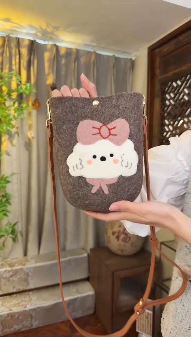 羊毛非遗羊毛毡包 手机包小狗