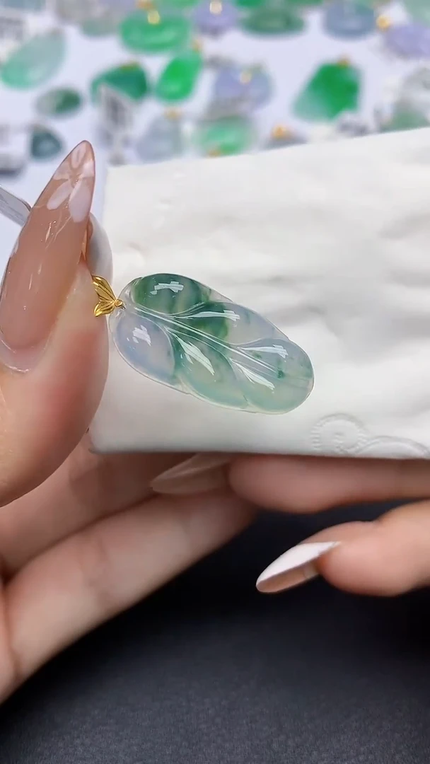 颈饰18K金镶嵌翡翠a货假一赔三支持复检百元上9元证书费自理