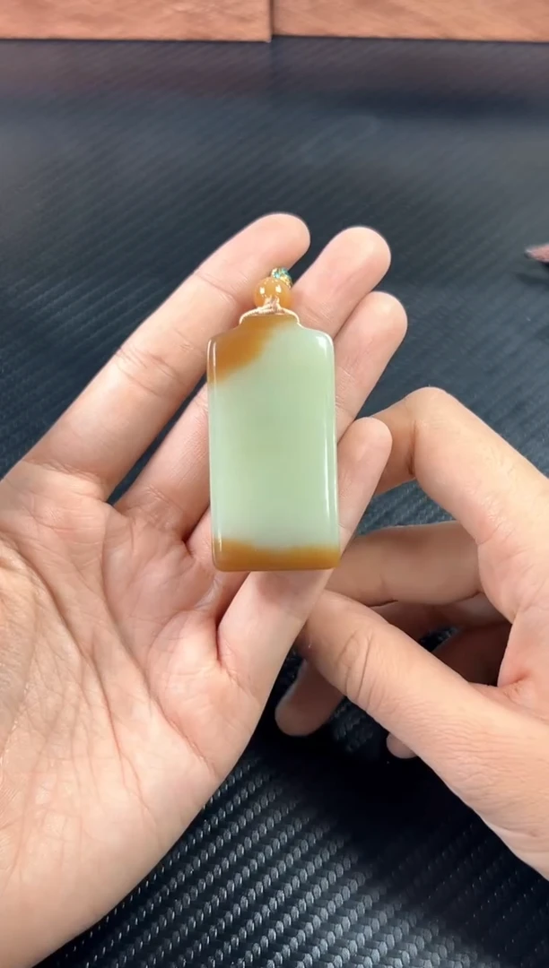 吊坠(赠链)未镶嵌和田玉若羌微色差