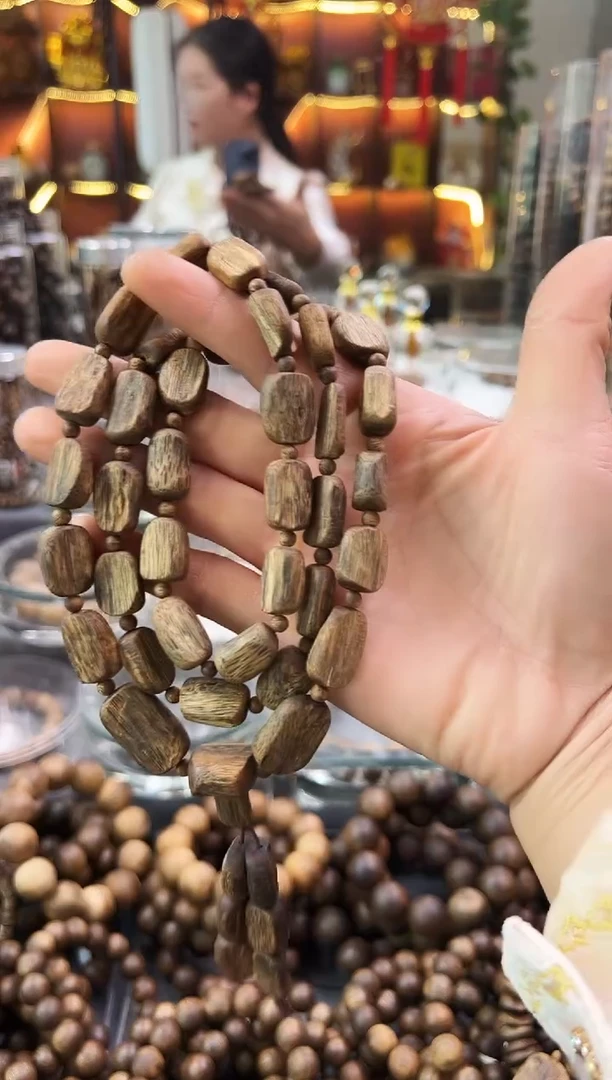 沉香手串棋楠透顶绿脖挂