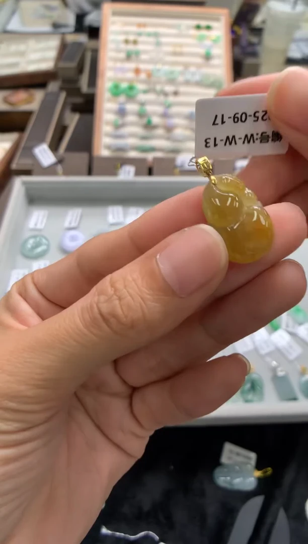 颈饰18K金镶嵌翡翠葫芦