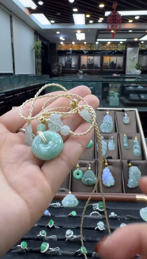 颈饰未镶嵌翡翠平安扣