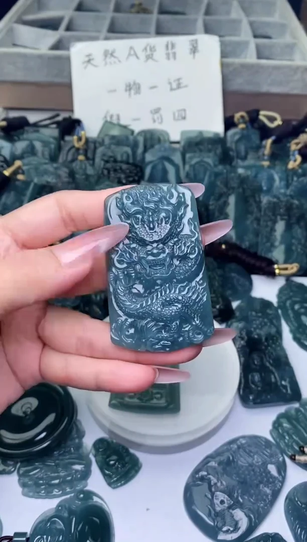 颈饰未镶嵌翡翠