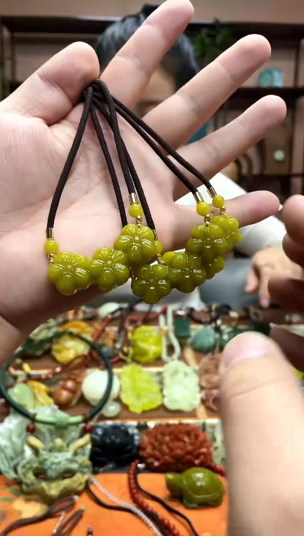 未镶嵌岫玉吊坠多样性发货发其中之一