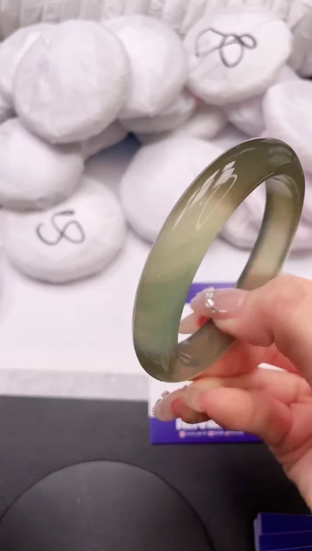 【闪购商品】石英质玉手镯未镶嵌24K236-58