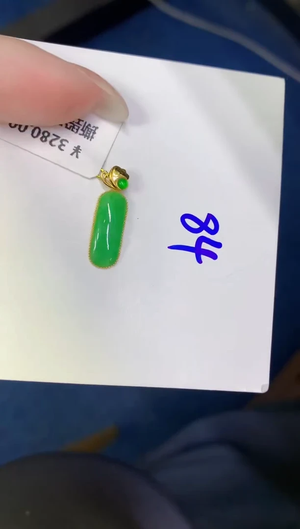 颈饰18K金镶嵌翡翠缅甸天然翡翠A货
