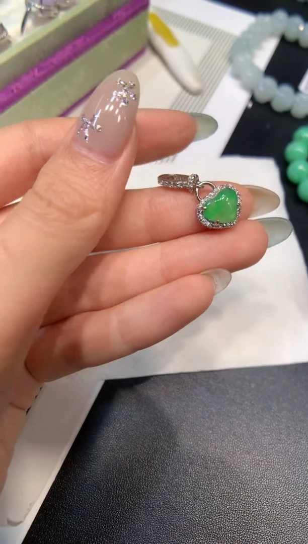 颈饰银S925镶嵌翡翠爱心