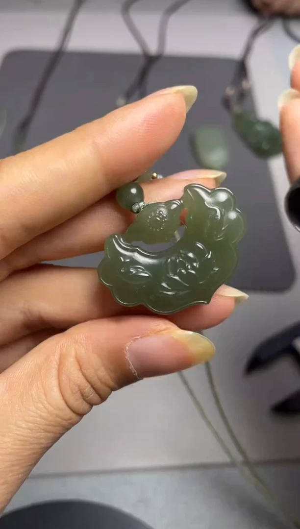 和田玉未镶嵌颈饰1