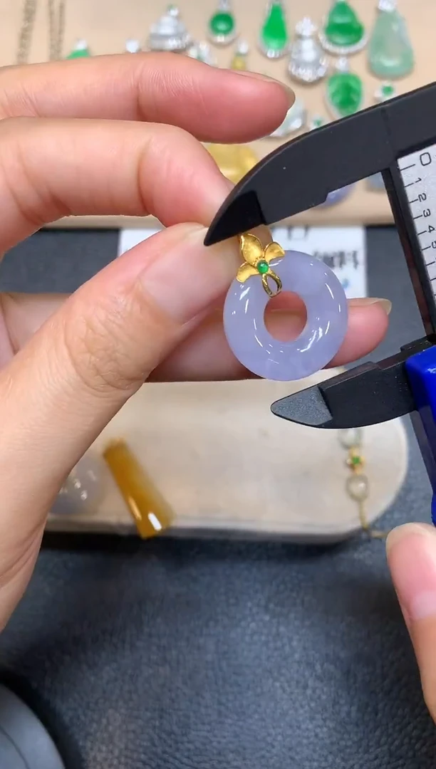 颈饰18K金镶嵌翡翠平安扣【无服务费