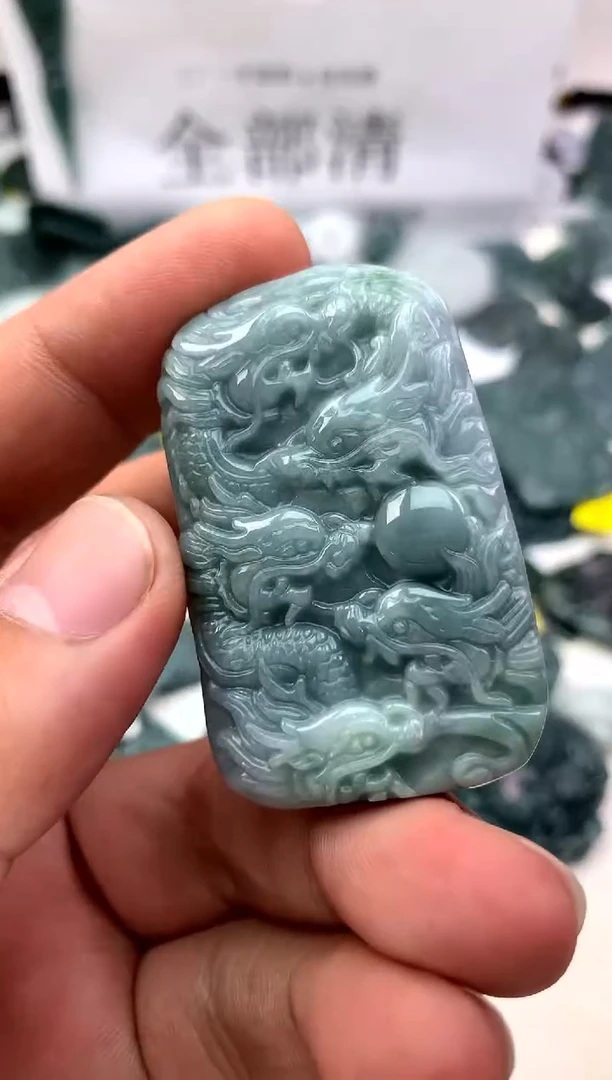翡翠未镶嵌颈饰九龙