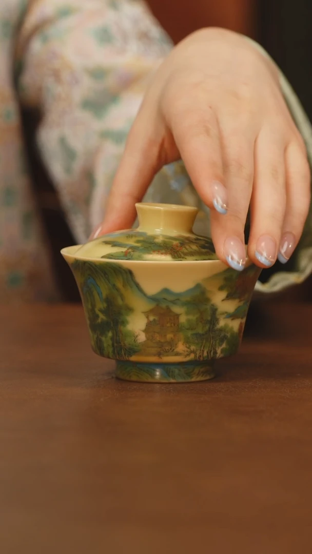 谢小金春山图卷盖碗