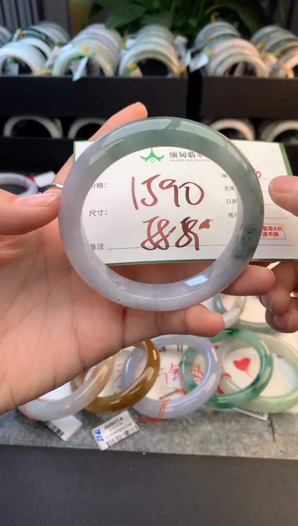 未镶嵌定制翡翠毛货需精细抛光+多人