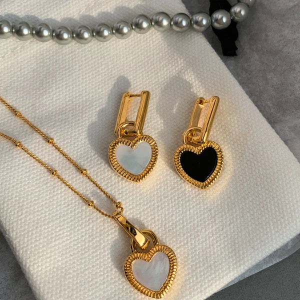 铜合金耳饰 法式黑白爱心双面戴小众轻奢耳环复古港风百搭颈链女