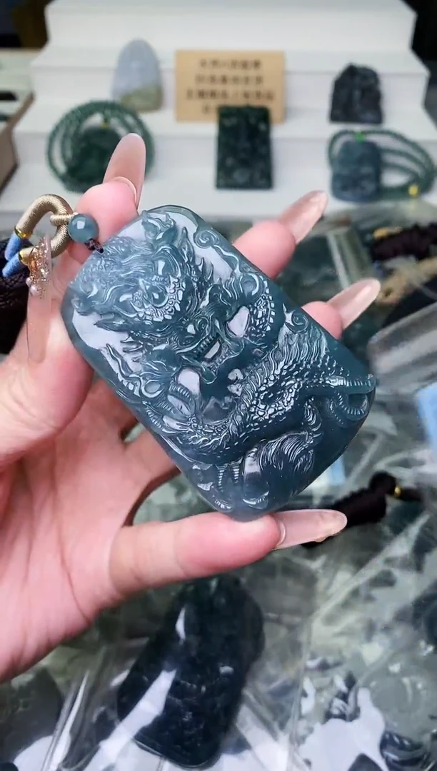 颈饰未镶嵌翡翠