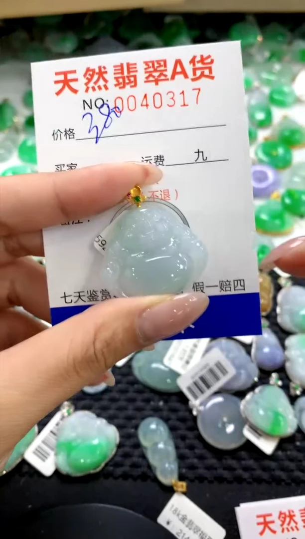 翡翠18K金镶嵌颈饰1111111111111111