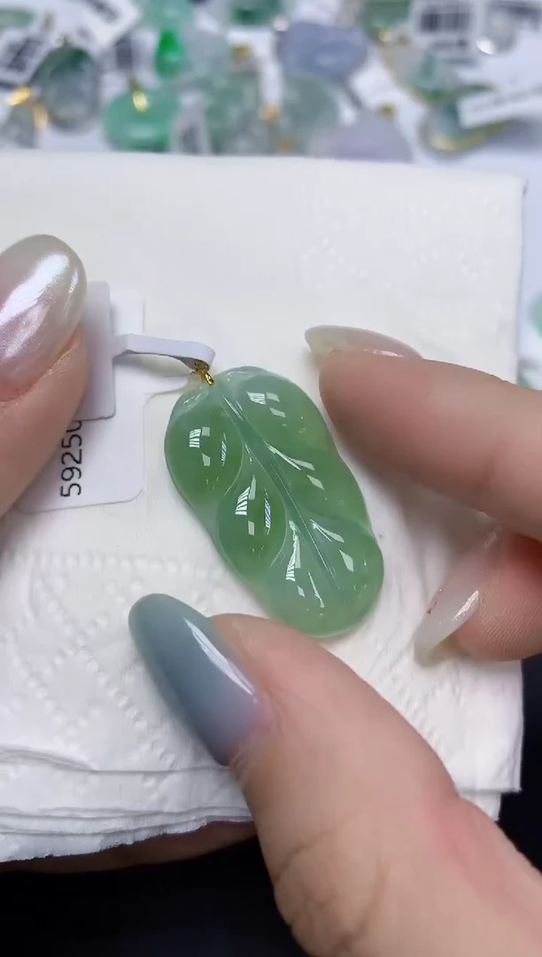 翡翠18K金镶嵌颈饰天然缅甸翡翠A货