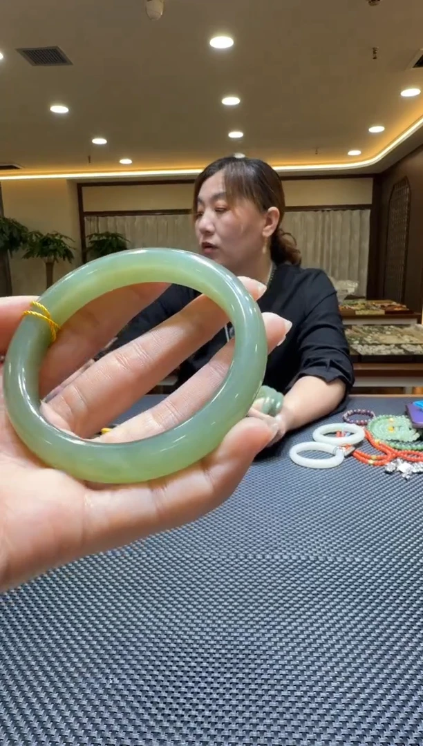 颈饰未镶嵌和田玉手镯60