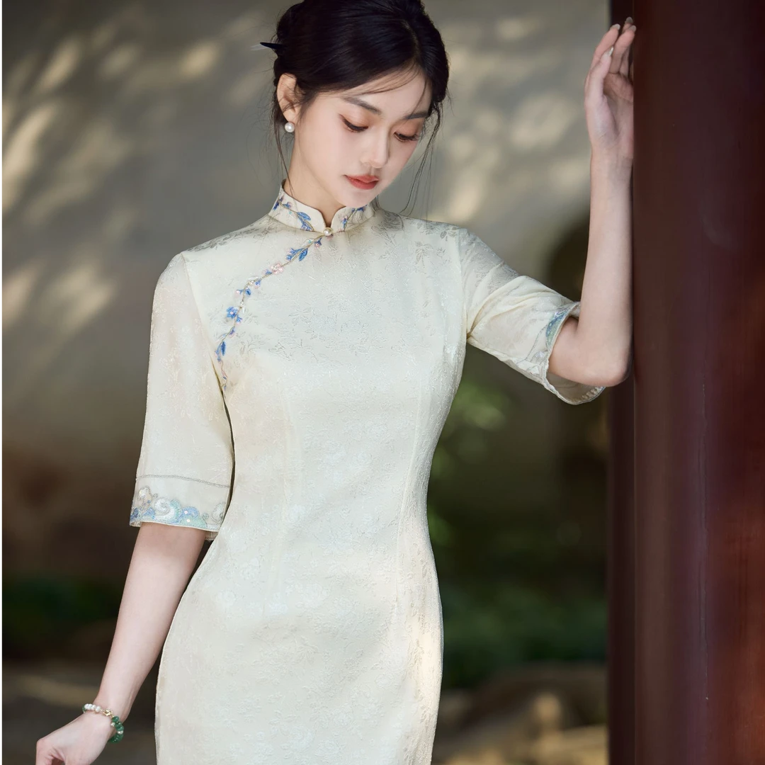 新中式改良版中袖刺绣时尚修身旗袍