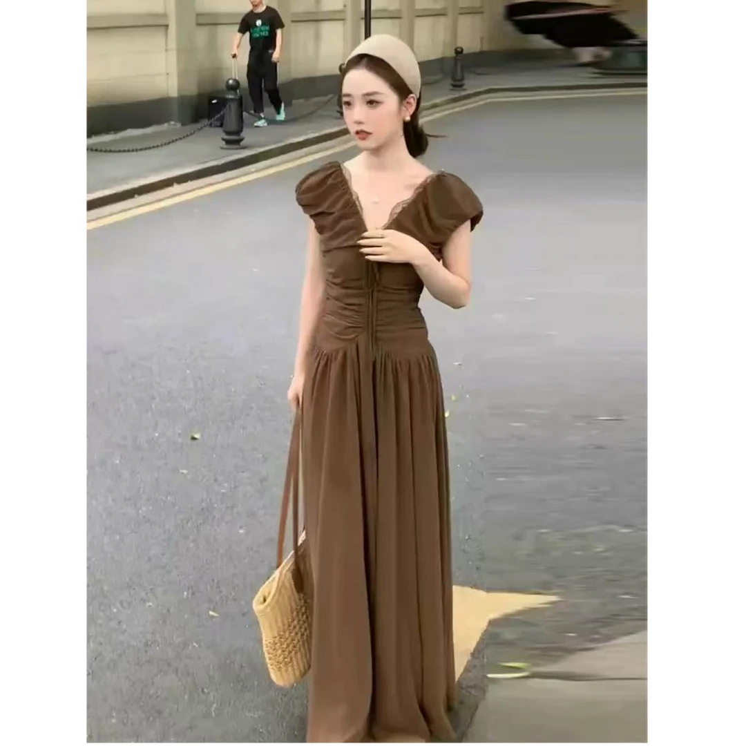 复古设计感褶皱收腰V领连衣裙女2025夏季新款高腰修身显瘦背心裙